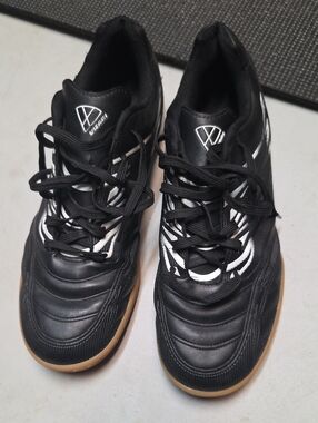 Black Men’s Indoor Athletic Shoes with Gum Sole